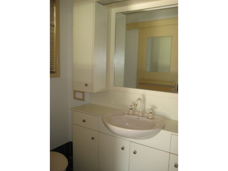 23 Andrea Avenue, Broadbeach Waters QLD 4218