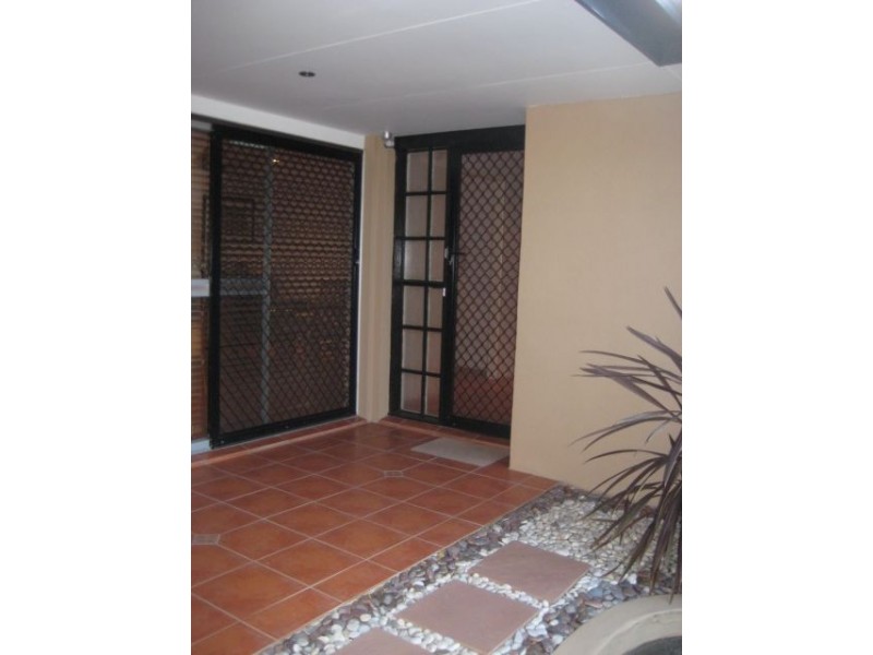 18 Melody Street, Mermaid Waters QLD 4218