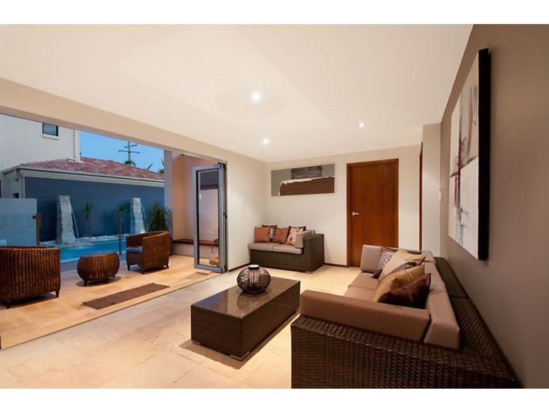 31 Furlong, Broadbeach Waters QLD 4218