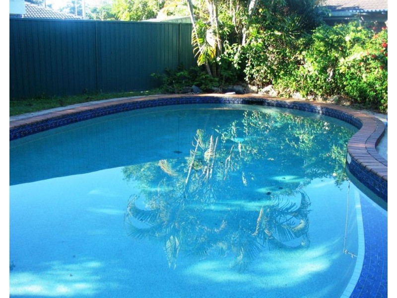 8 Moana Park Avenue, Broadbeach Waters QLD 4218