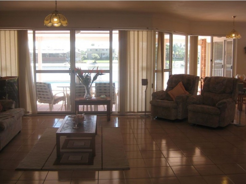 74 Waitomo Street, Broadbeach Waters QLD 4218