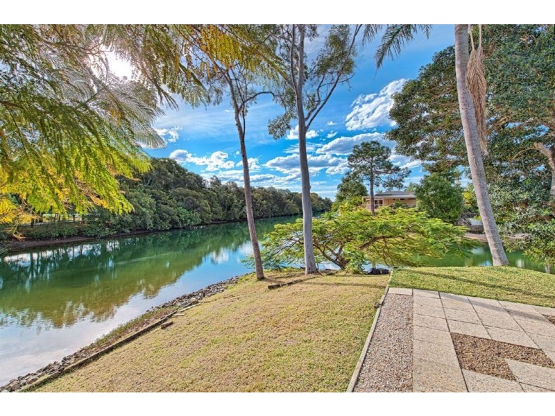 15 Costa Court, Broadbeach Waters QLD 4218