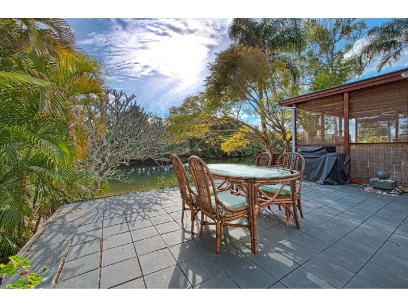 15 Costa Court, Broadbeach Waters QLD 4218