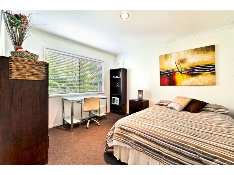 15 Costa Court, Broadbeach Waters QLD 4218