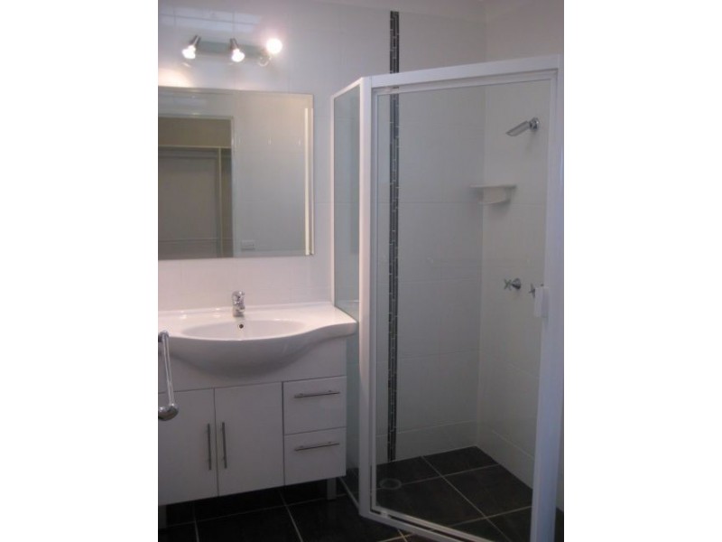 15 Weatherly Avenue, Mermaid Waters QLD 4218