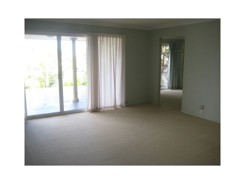 15 Weatherly Avenue, Mermaid Waters QLD 4218