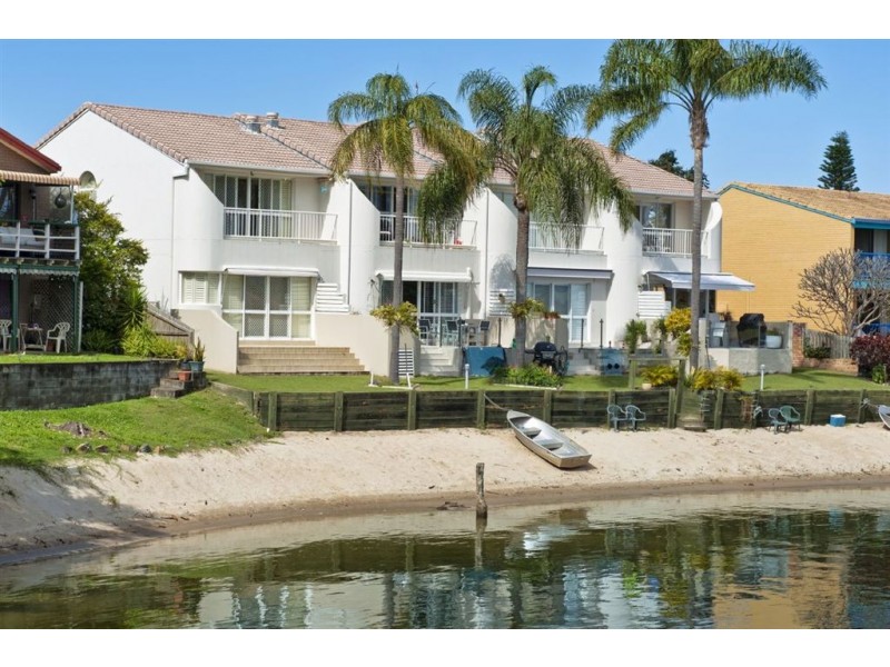 4/4 Orvieto Ave, Mermaid Waters QLD 4218