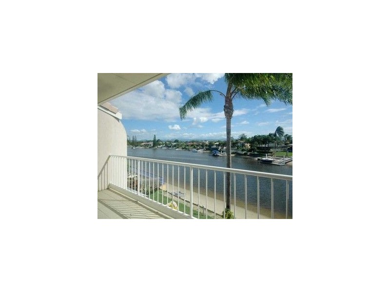 4/4 Orvieto Ave, Mermaid Waters QLD 4218