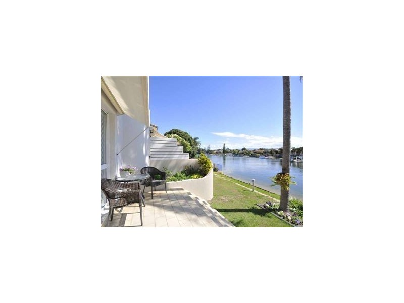 4/4 Orvieto Ave, Mermaid Waters QLD 4218