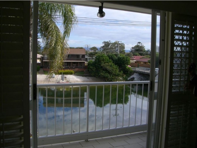 4/4 Orvieto Ave, Mermaid Waters QLD 4218