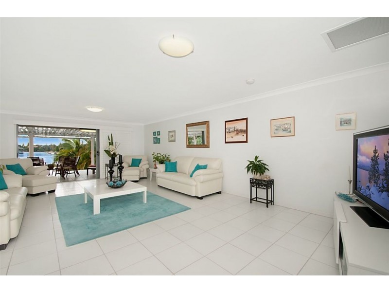 174 Sunshine Boulevard, Mermaid Waters QLD 4218