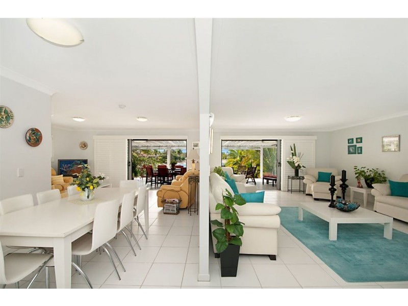 174 Sunshine Boulevard, Mermaid Waters QLD 4218