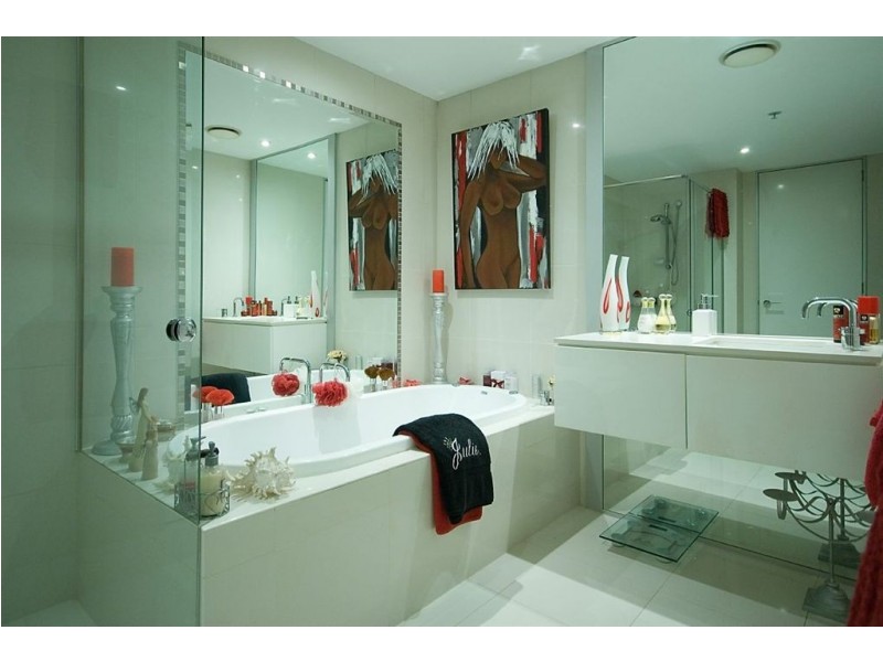 708/9 Hamilton Ave, Surfers Paradise QLD 4217