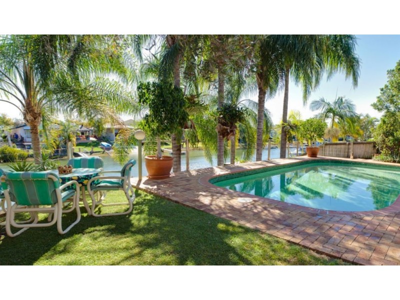 18 Coolong Crescent, Carrara QLD 4211