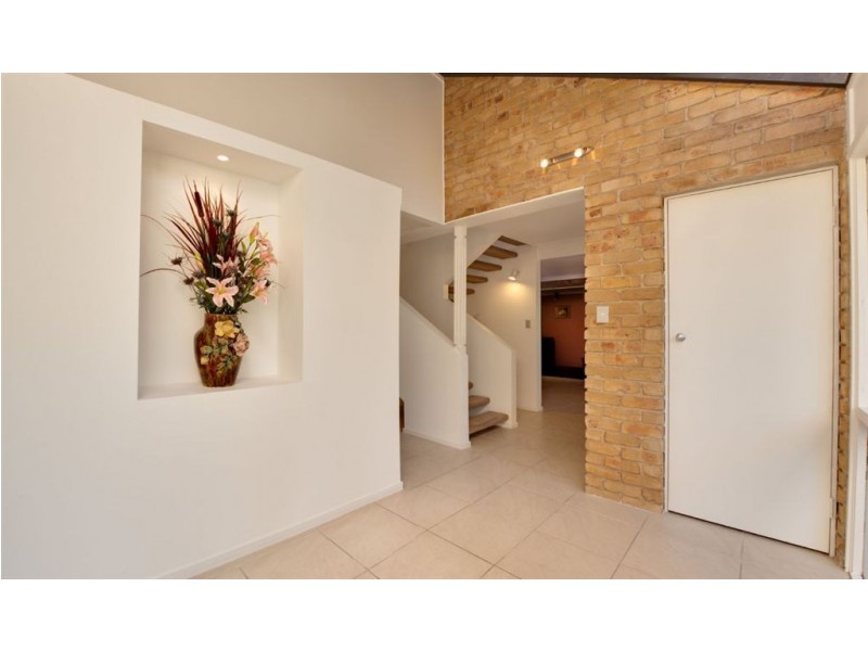 18 Coolong Crescent, Carrara QLD 4211