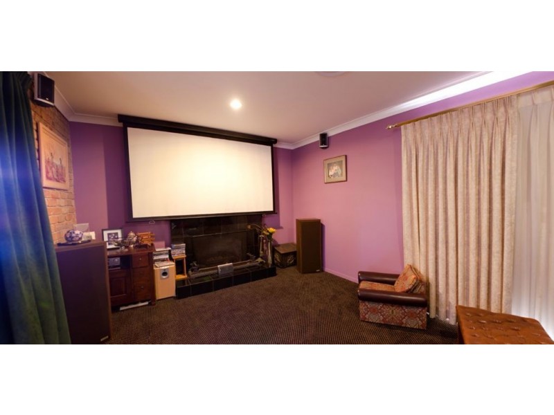 18 Coolong Crescent, Carrara QLD 4211