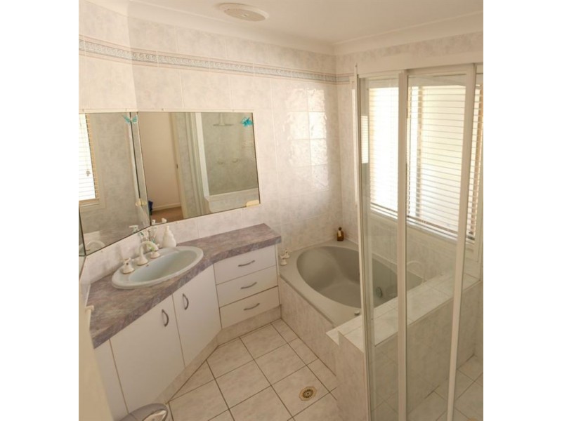 18 Coolong Crescent, Carrara QLD 4211