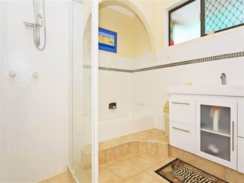 8 Sequana Avenue, Mermaid Waters QLD 4218