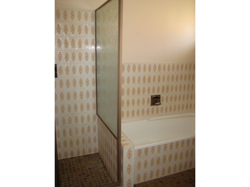 18 Weatherly Ave, Mermaid Waters QLD 4218