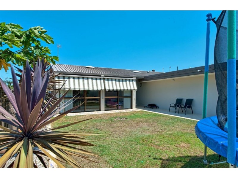 11 Weatherly Avenue, Mermaid Waters QLD 4218