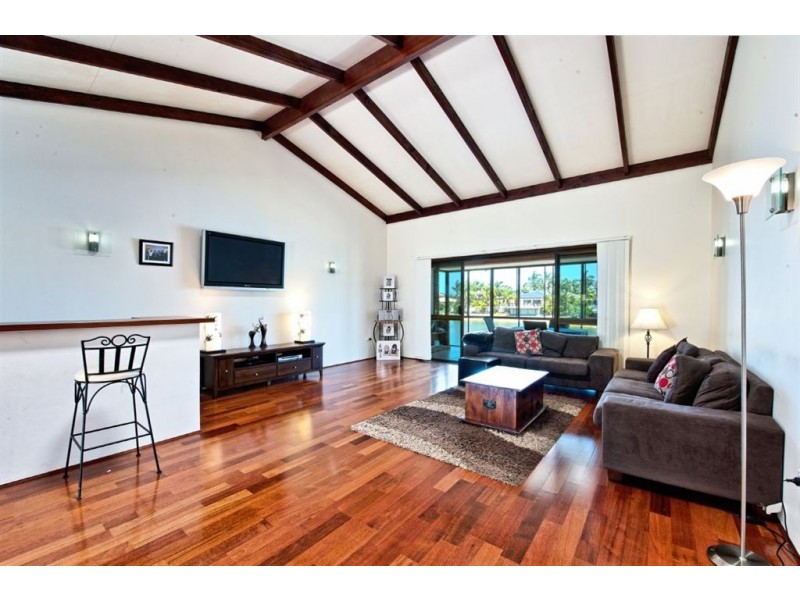 11 Weatherly Avenue, Mermaid Waters QLD 4218