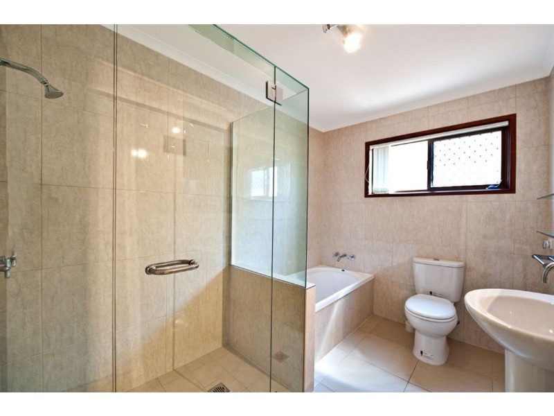 11 Weatherly Avenue, Mermaid Waters QLD 4218