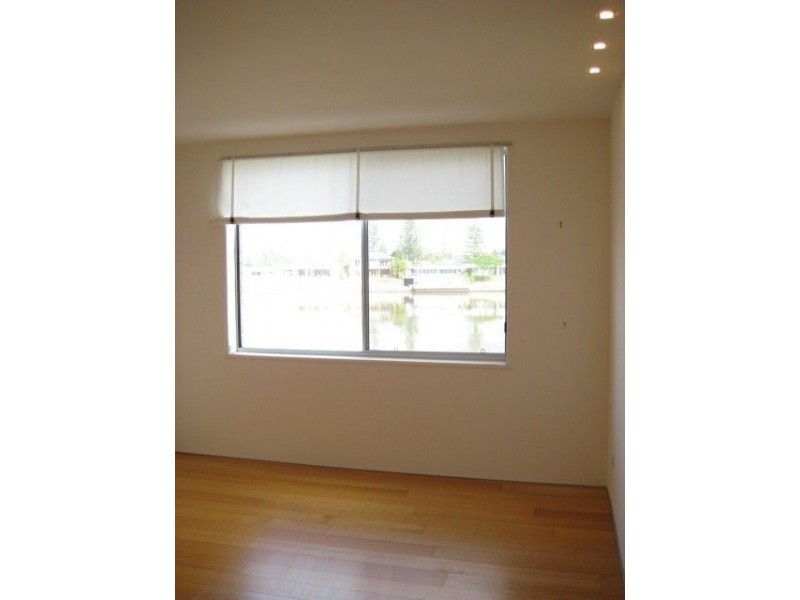 4/4 Holborow Crt, Surfers Paradise QLD 4217