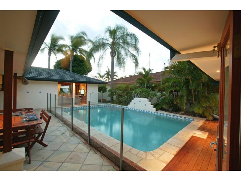 6 Alaska Ave, Broadbeach Waters QLD 4218