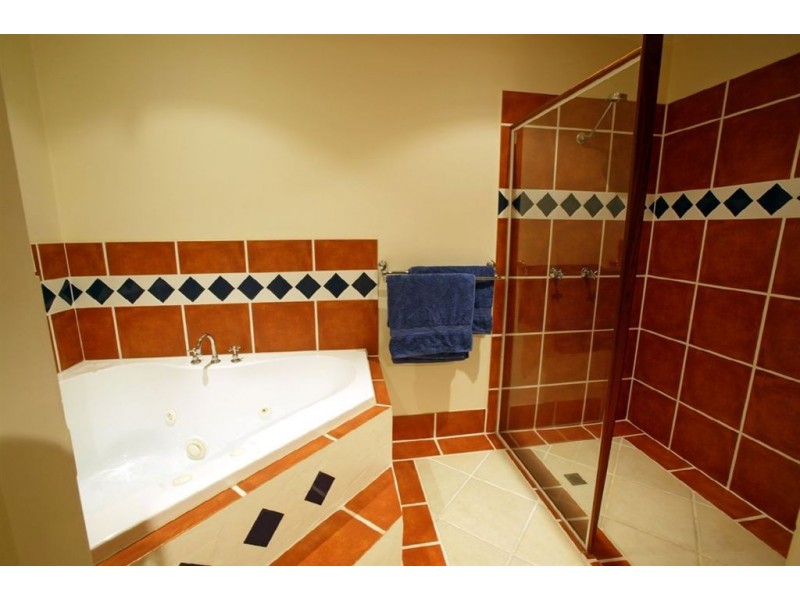 6 Alaska Ave, Broadbeach Waters QLD 4218