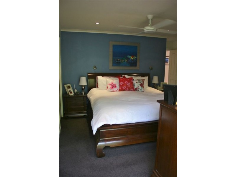 6 Alaska Ave, Broadbeach Waters QLD 4218