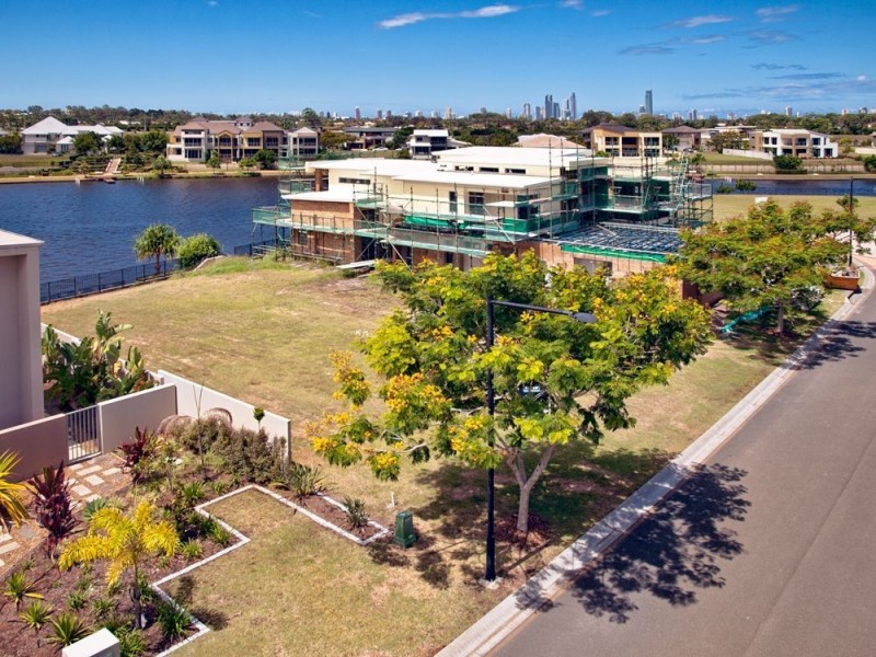 5027 Emerald Islands Drive, Carrara QLD 4211