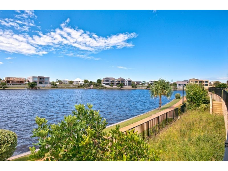 5027 Emerald Islands Drive, Carrara QLD 4211