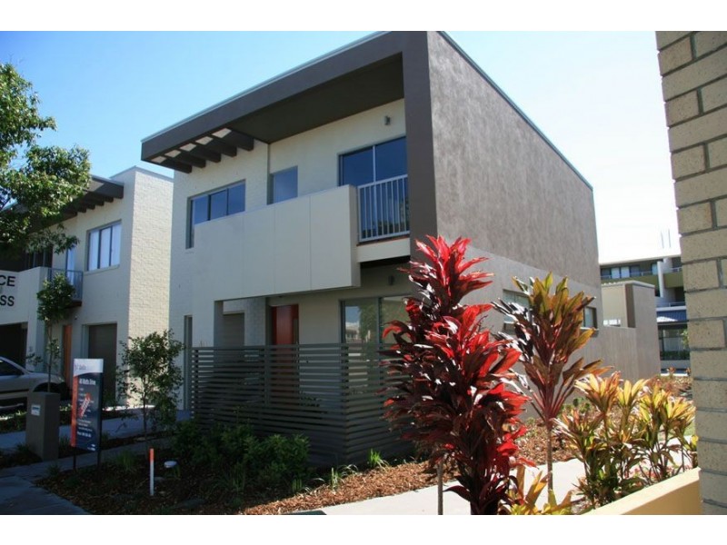 40 Watts Drive, Varsity Lakes QLD 4227