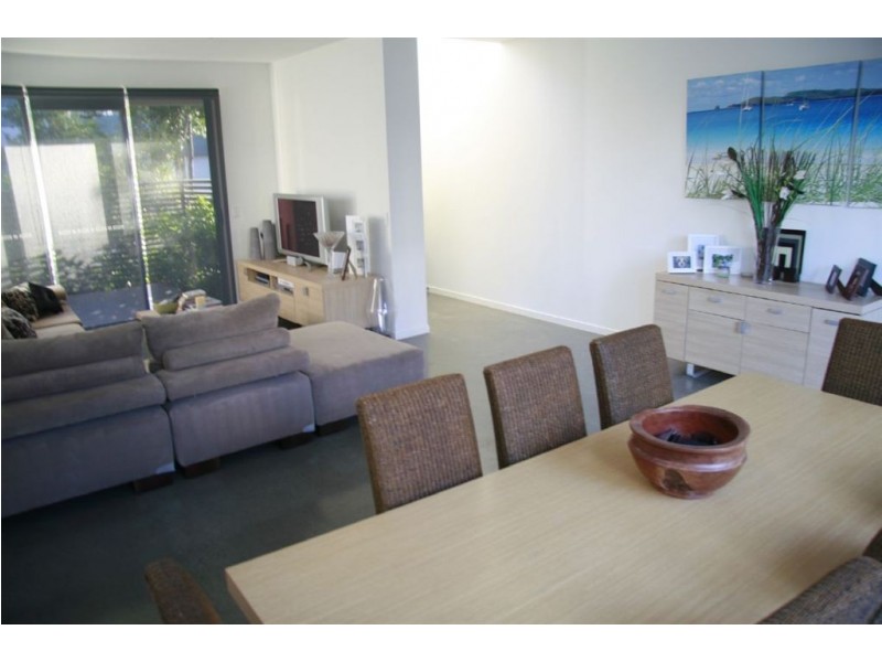 40 Watts Drive, Varsity Lakes QLD 4227