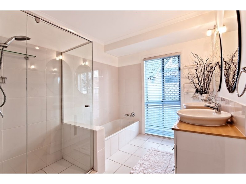 32 Conifer Crescent, Broadbeach Waters QLD 4218