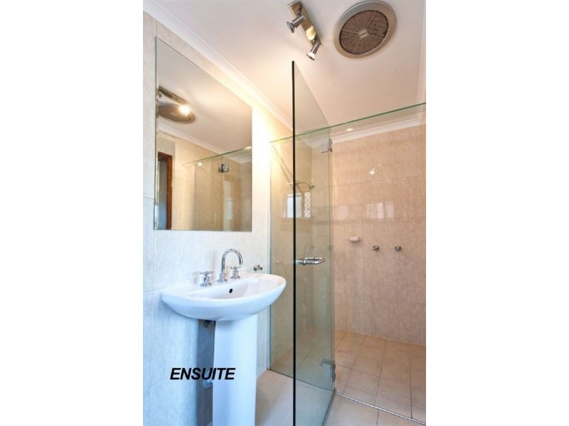 11 Weatherly Avenue, Mermaid Waters QLD 4218