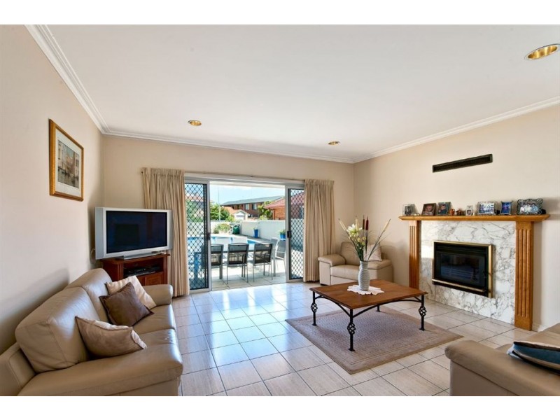 68 Sailaway Street, Mermaid Waters QLD 4218