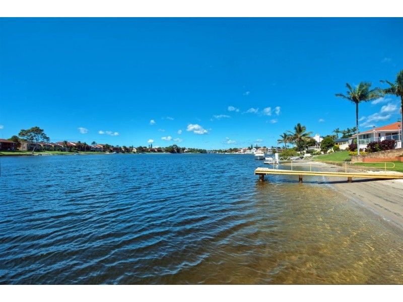 68 Sailaway Street, Mermaid Waters QLD 4218