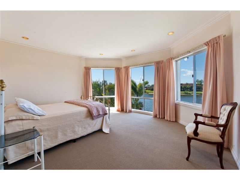 68 Sailaway Street, Mermaid Waters QLD 4218