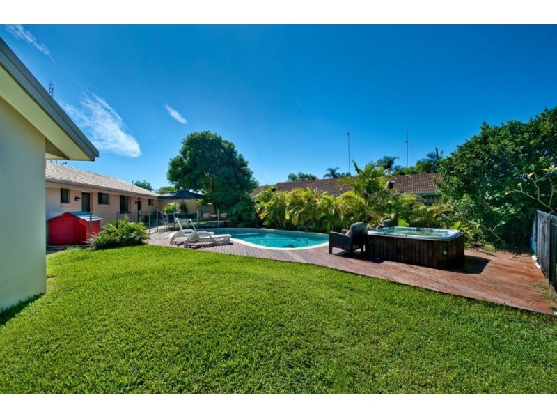 15 Timana Avenue, Mermaid Waters QLD 4218