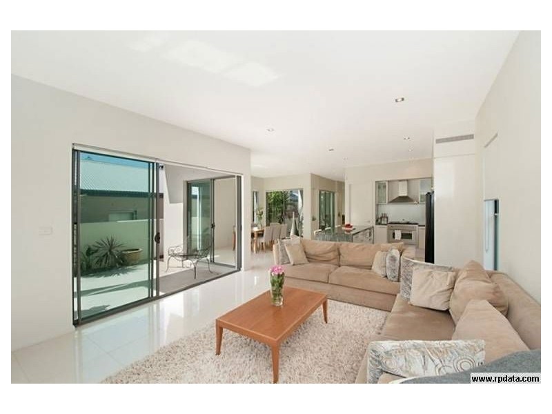 27 Tamborine St, Mermaid Beach QLD 4218