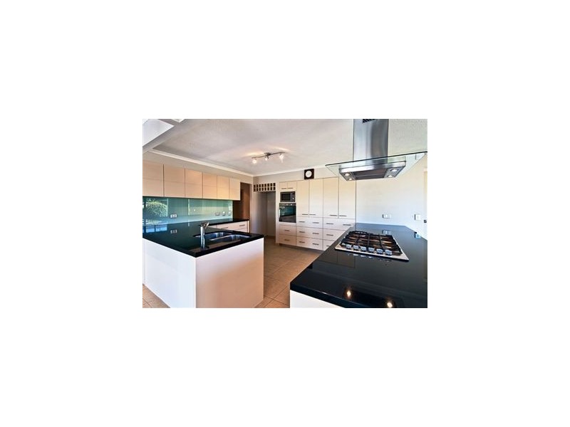 4 Kurrawa Avenue, Mermaid Waters QLD 4218