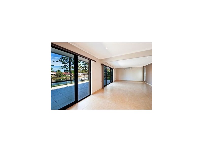 4 Kurrawa Avenue, Mermaid Waters QLD 4218