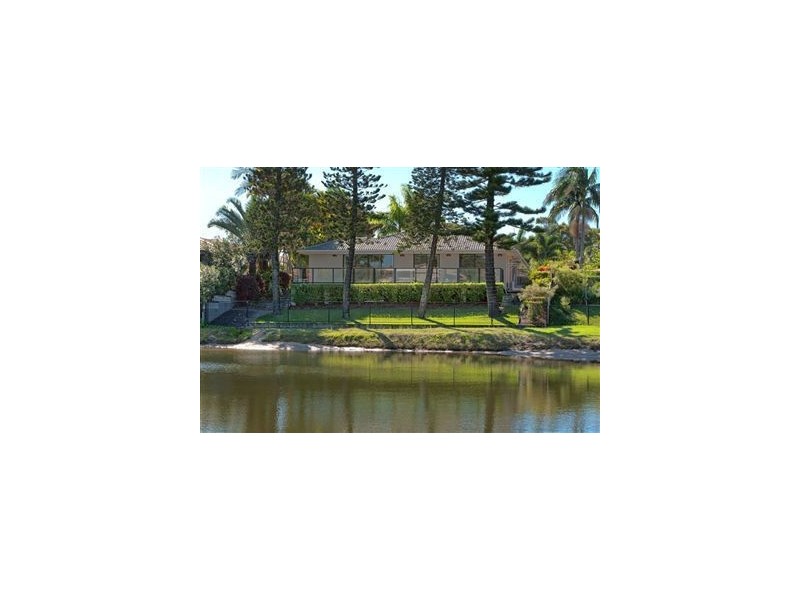 4 Kurrawa Avenue, Mermaid Waters QLD 4218