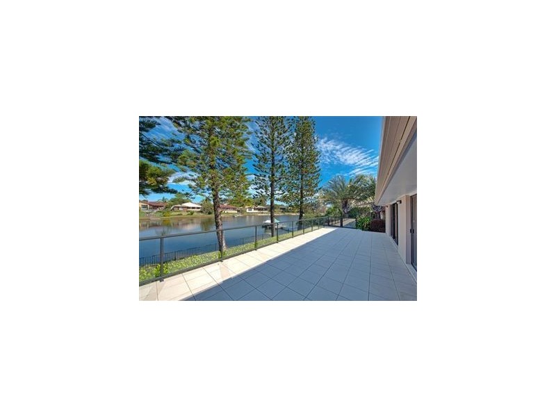 4 Kurrawa Avenue, Mermaid Waters QLD 4218