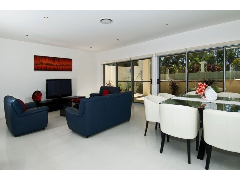 1/8002 Vista Drive, Benowa QLD 4217