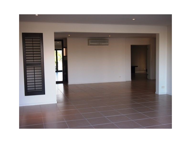 16 Pasadena Court, Broadbeach Waters QLD 4218