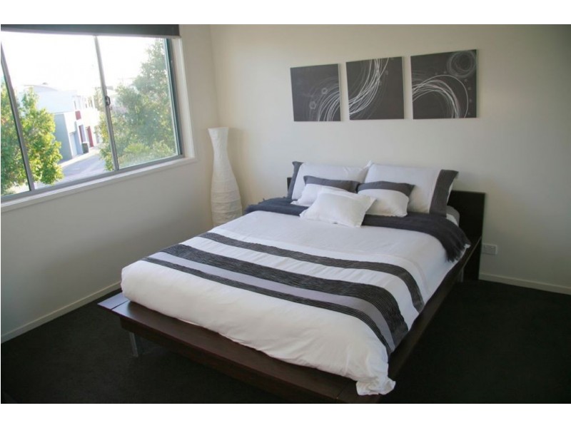 40 Watts Dr, Varsity Lakes QLD 4227