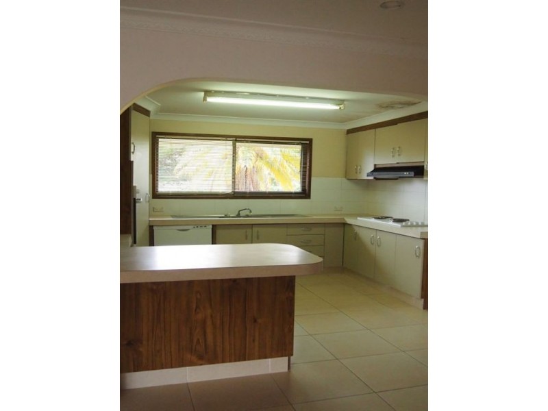 9 Pacific Blvd, Broadbeach Waters QLD 4218