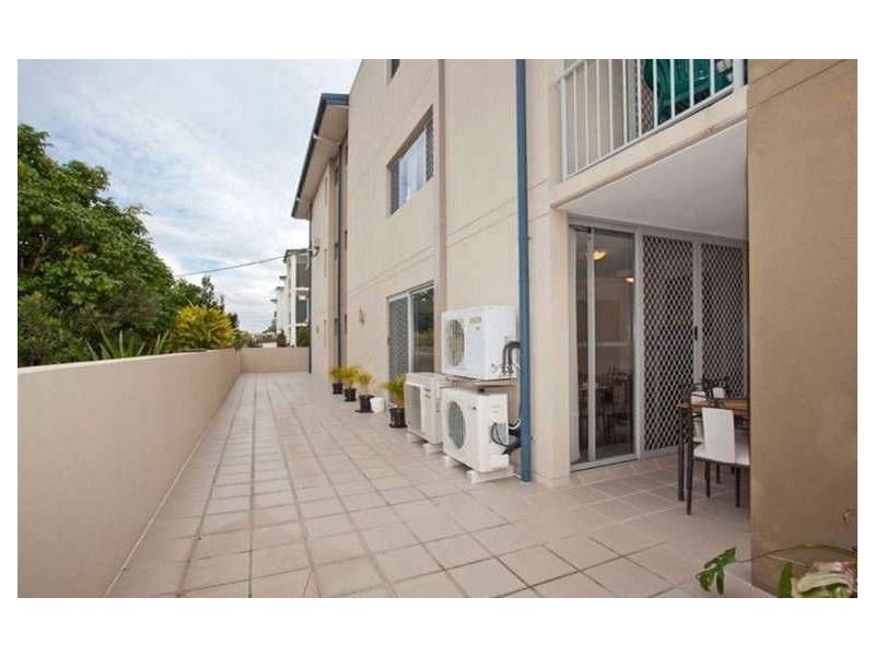 6/8 Proud St, Labrador QLD 4215